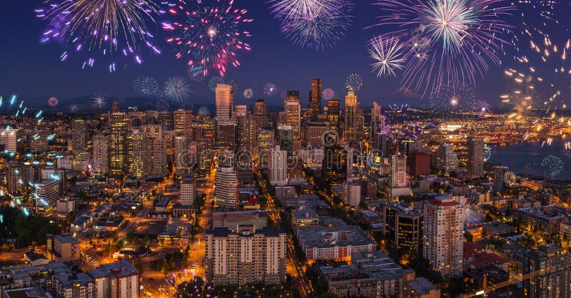 Seattle stadsuteliv efter solnedgång med blinkande fyrverkerier på helgdagsafton för nya år