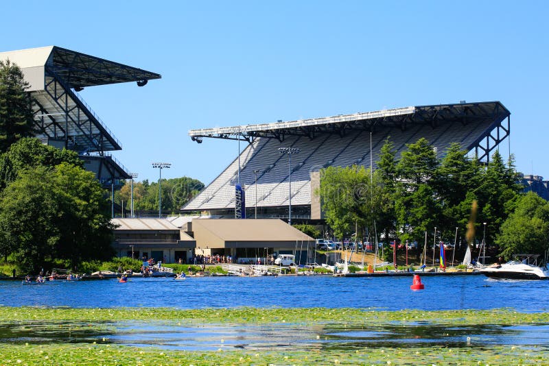 Seattle, WA - 23 Maart, 2011: Universiteit van Washington - Husky Stadium royalty-vrije stock afbeelding Seattle, WA - 23 Maart, 2011: Universiteit van Washington - Husky Stadium royalty-vrije stock afbeelding