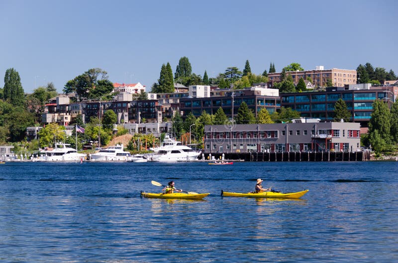 Seattle, Washington - 25 août 2010 : Kayakers sur l'union de lac image stock Seattle, Washington - 25 août 2010 : Kayakers sur l'union de lac image stock