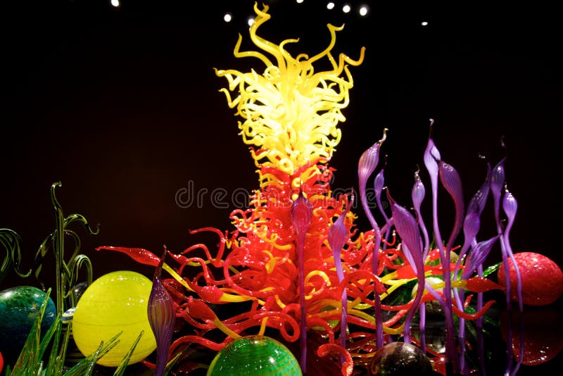 SEATTLE WASHINGTON, USA - JANUARI 23rd, 2017: Blåst exponeringsglas i abstrakta former av blommor i rött och gult, utställning fö fotografering för bildbyråer SEATTLE WASHINGTON, USA - JANUARI 23rd, 2017: Blåst exponeringsglas i abstrakta former av blommor i rött och gult, utställning fö fotografering för bildbyråer