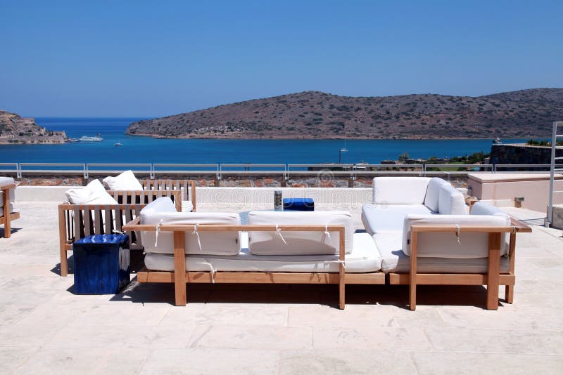 Seaview De La Terraza Con El Sofá Crete Grecia Imagen De