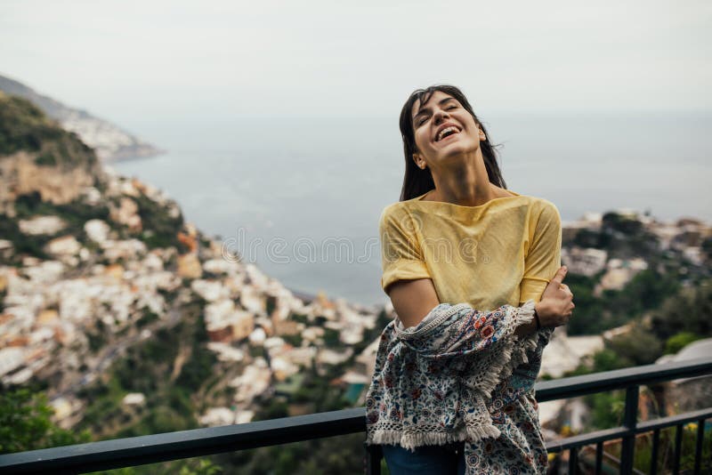 Seaview enoying de sourire de jeune femme dans Positano, Italie Vacances sur le touriste coastHappy d'Amalfi en Europe Beauté ita image stock Seaview enoying de sourire de jeune femme dans Positano, Italie Vacances sur le touriste coastHappy d'Amalfi en Europe Beauté ita image stock