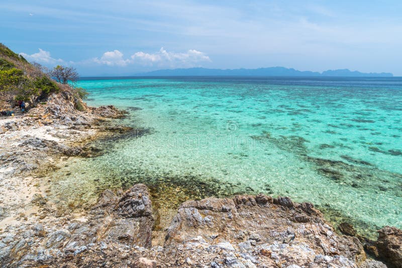 Uitzicht op zee van het tropische eiland Bulog Dos, Palawan stock fotografie