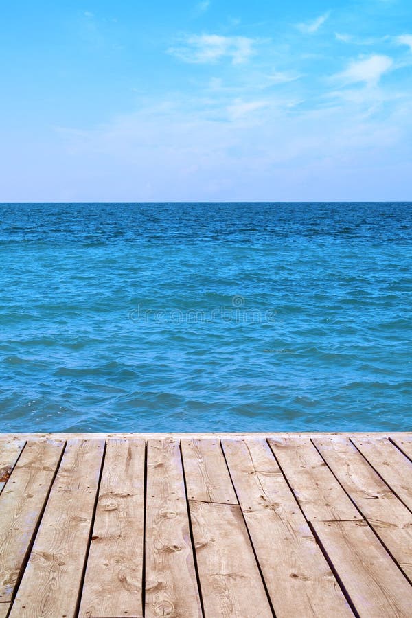 Panoramisch uitzicht op zee vanaf een houten dek stock afbeeldingen