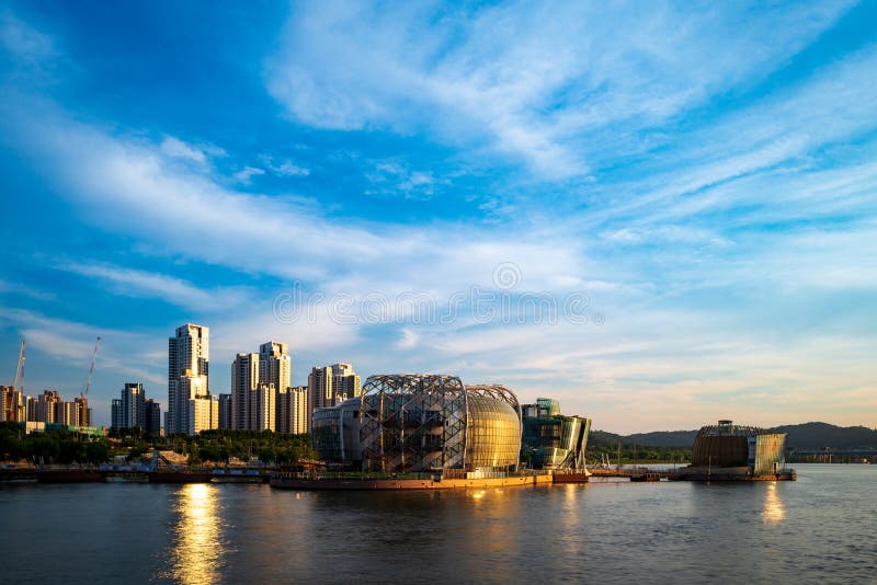 Sebit Island in Banpo Hangang Park with golden reflection at sunset in Seocho-Gu, Seoul, South Korea royalty free stock photography Sebit Island in Banpo Hangang Park with golden reflection at sunset in Seocho-Gu, Seoul, South Korea royalty free stock photography