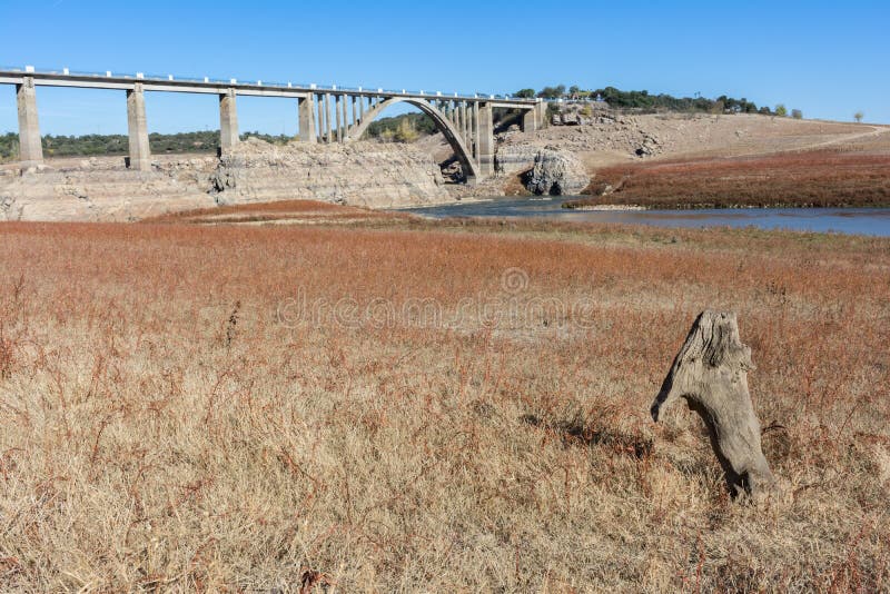 A seca nas folhas da Espanha vazias o pântano em Ricobayo em Zamora, alterações climáticas que acontecem globalmente foto de stock royalty free A seca nas folhas da Espanha vazias o pântano em Ricobayo em Zamora, alterações climáticas que acontecem globalmente foto de stock royalty free