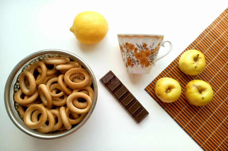 Secado, frutas y tiempo de mañana de la taza imagenes de archivo Secado, frutas y tiempo de mañana de la taza imagenes de archivo