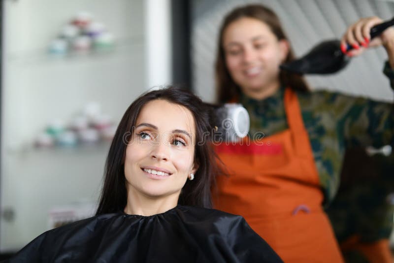 Secador De Cabeleireiro Feminino E Alisamento Do Cabelo Do Cliente Com  Escova E Secador De Cabelo Imagem de Stock - Imagem de cuidado,  endireitante: 232001979