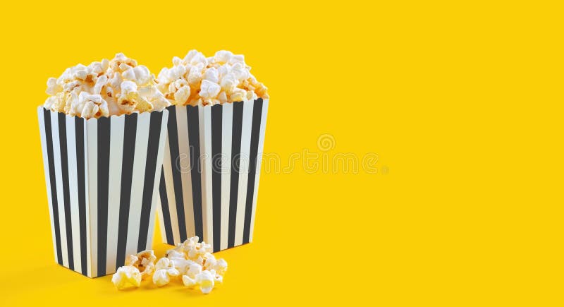 Secchio di cartone bianco a strisce nero con popcorn al formaggio saporito isolato su fondo giallo immagini stock libere da diritti