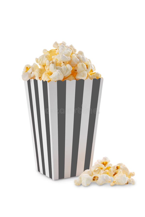 Secchio di cartone bianco a strisce nero con popcorn al formaggio saporito isolato su fondo bianco immagini stock