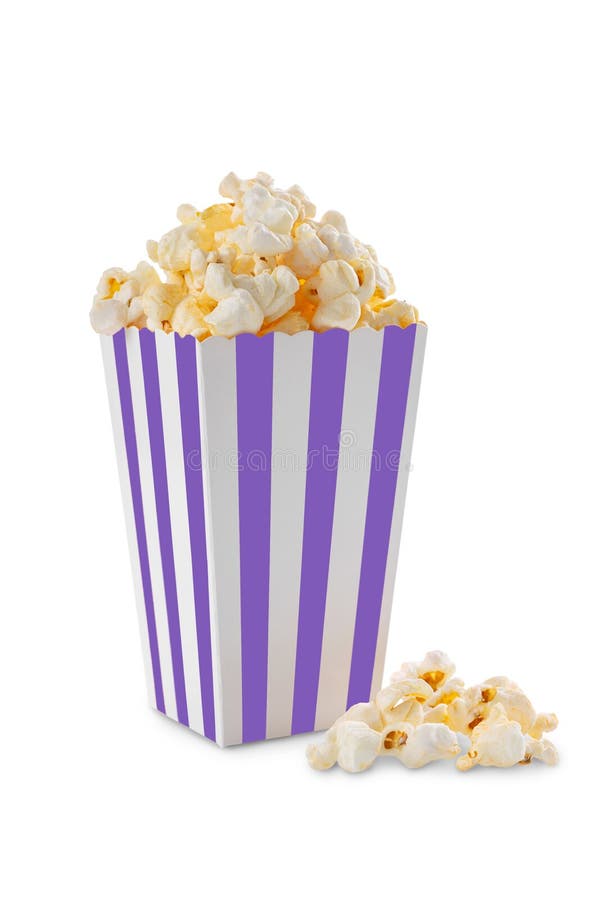 Secchio di cartone a strisce bianche con formaggio gustoso popcorn isolato su fondo bianco fotografia stock libera da diritti