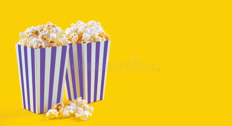 Secchio di cartone a strisce bianche con formaggio gustoso popcorn isolato su fondo giallo immagine stock