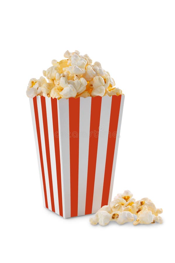 Secchio di cartone a strisce bianche rosso con popcorn al formaggio saporito isolato su fondo bianco immagine stock