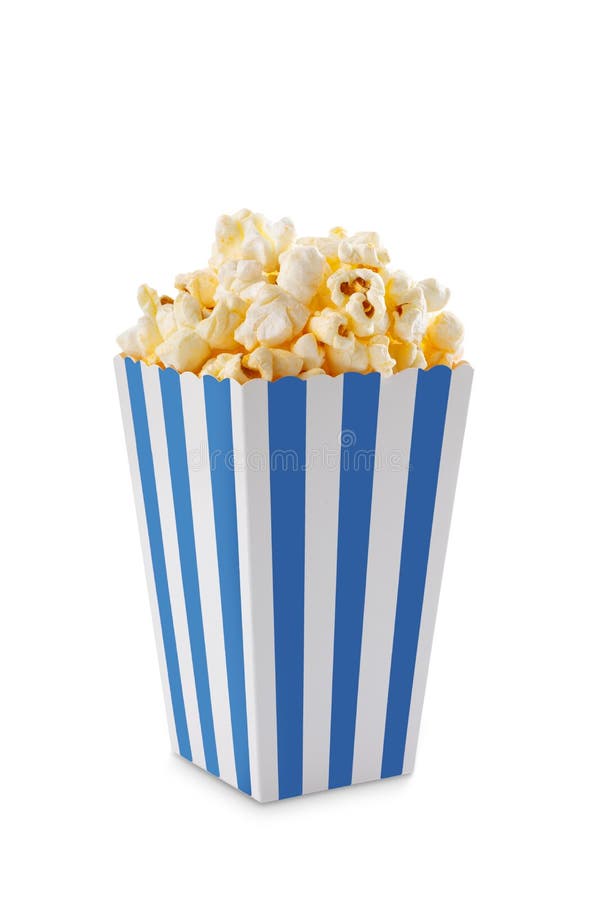 Secchio di cartone a strisce blu con popcorn al formaggio saporito isolato su fondo bianco immagine stock libera da diritti