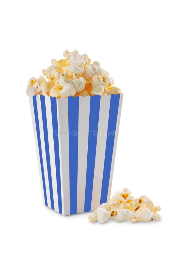 Secchio di cartone a strisce blu con popcorn al formaggio saporito isolato su fondo bianco fotografia stock