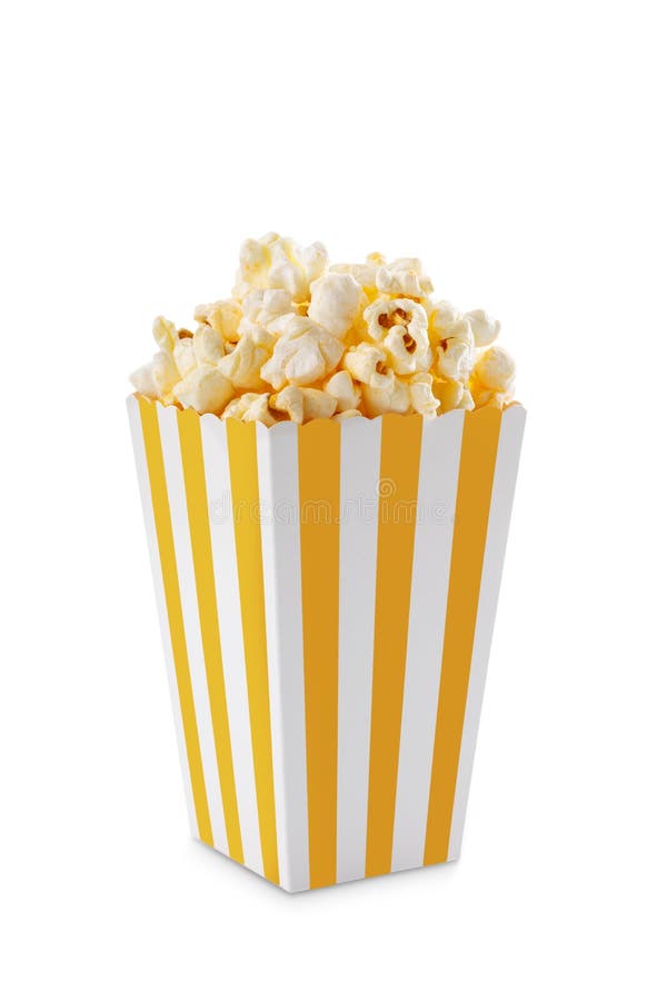 Secchio di cartone a strisce gialle con formaggio di popcorn di formaggio saporito isolato su fondo bianco fotografia stock libera da diritti
