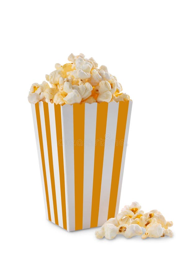 Secchio di cartone a strisce gialle con formaggio di popcorn di formaggio saporito isolato su fondo bianco immagine stock libera da diritti