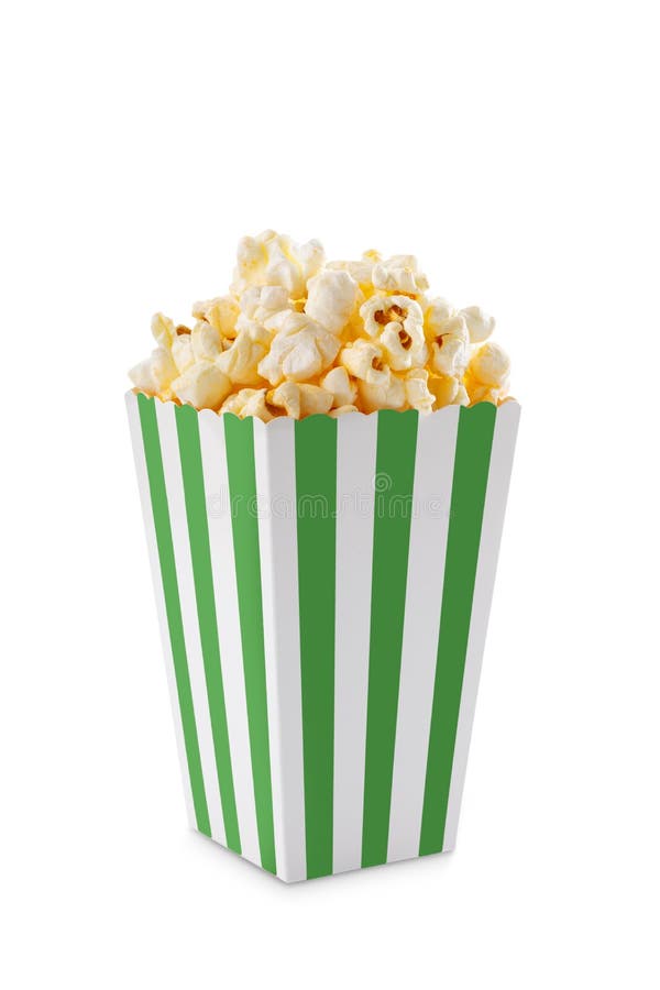 Secchio di cartone a strisce verdi bianco con popcorn di formaggio saporito isolato su fondo bianco fotografia stock libera da diritti