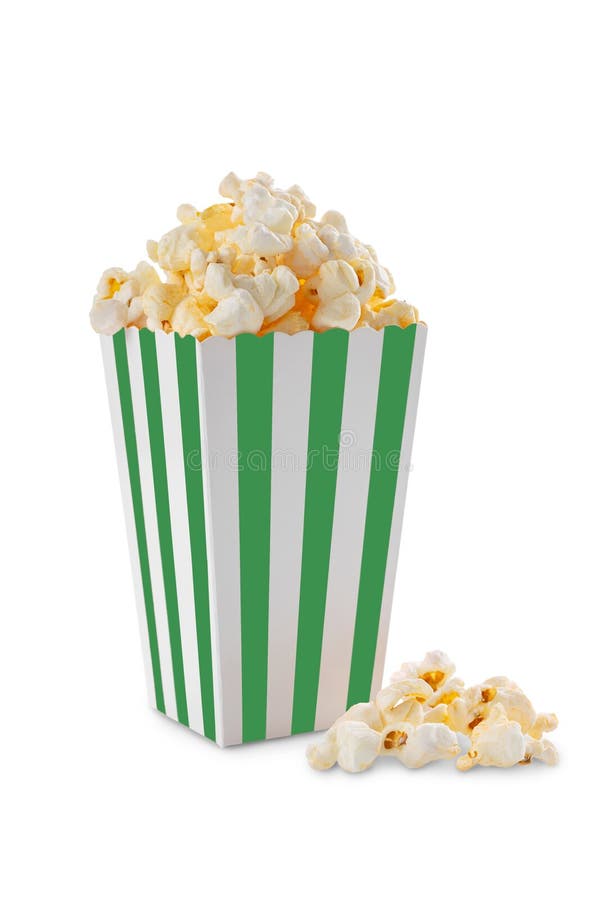 Secchio di cartone a strisce verdi bianco con popcorn di formaggio saporito isolato su fondo bianco immagine stock libera da diritti