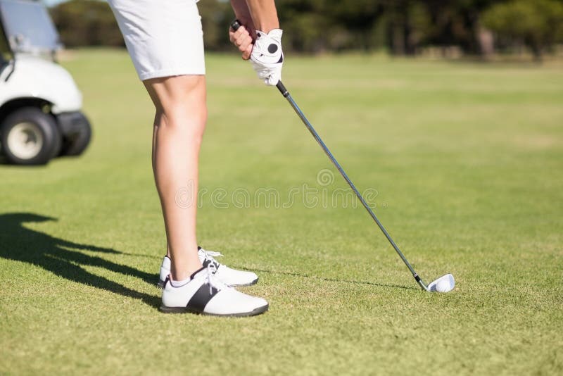 Sección baja del hombre joven que juega a golf foto de archivo libre de regalías Sección baja del hombre joven que juega a golf foto de archivo libre de regalías