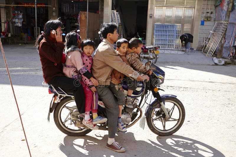Sechs Leute auf einem Motorrad, gefährliches Transportverhalten lizenzfreies stockfoto Sechs Leute auf einem Motorrad, gefährliches Transportverhalten lizenzfreies stockfoto
