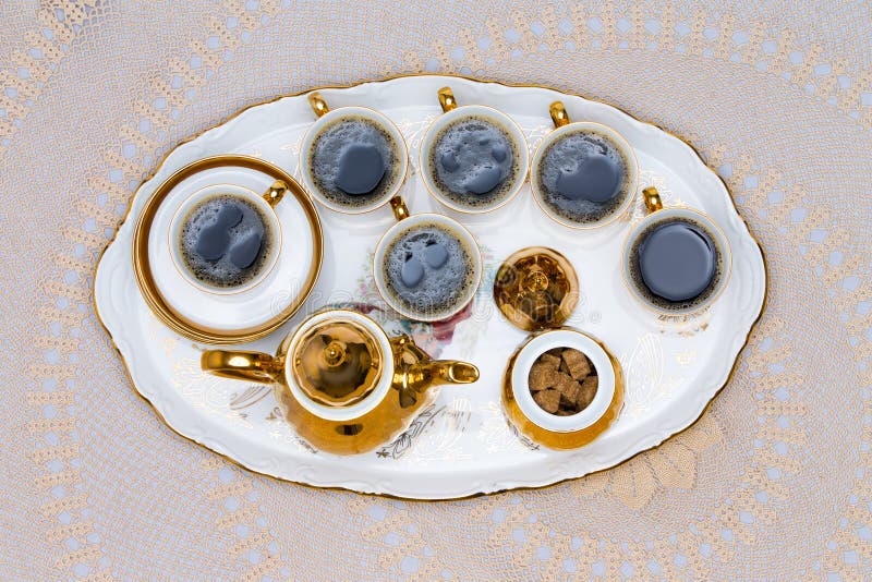 Sechs Schalen türkischer Kaffee gedient auf weißer Tabelle lizenzfreie stockfotografie Sechs Schalen türkischer Kaffee gedient auf weißer Tabelle lizenzfreie stockfotografie