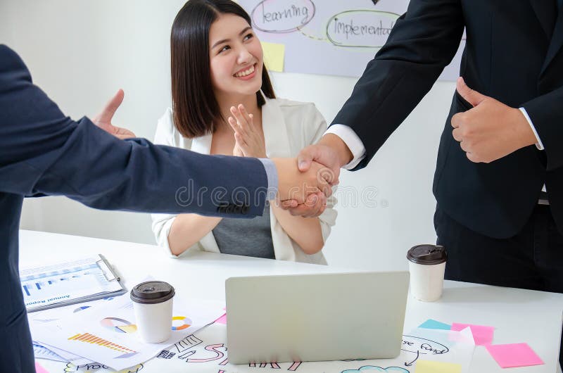 Secretar asiatic foarte fericit că supervizorul său a putut încheia un acord de afaceri cu societatea parteneră. royalty free stock photo
