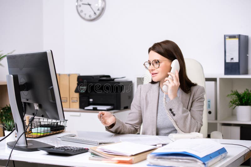 Secretaria Bastante Joven Trabajando Por Escritorio Frente a Monitor De  Computadora Imagen de archivo - Imagen de mirando, alegre: 174797345