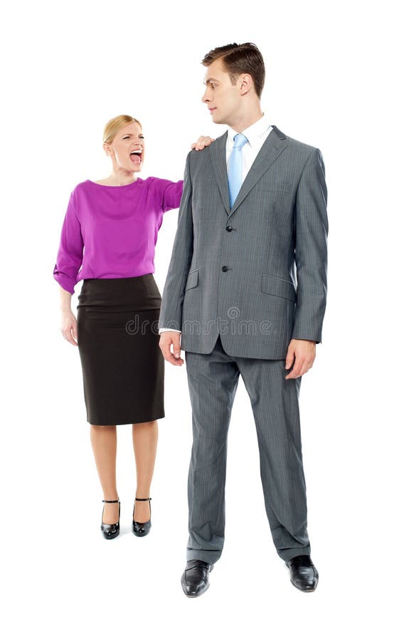 Secretaria de sexo femenino que grita en su compañero de trabajo imagen de archivo Secretaria de sexo femenino que grita en su compañero de trabajo imagen de archivo