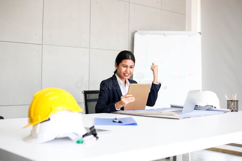 Secretaria hermosa de la mujer de negocios en oficina en el lugar de trabajo, éxito asiático de la mujer para el trabajo confiado fotografía de archivo Secretaria hermosa de la mujer de negocios en oficina en el lugar de trabajo, éxito asiático de la mujer para el trabajo confiado fotografía de archivo