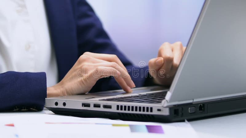 Secrétaire féminin dactylographiant sur l'ordinateur portable, préparant la présentation de projet, plan rapproché de mains banque de vidéos
