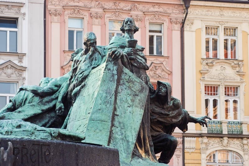 Secteur avec de belles maisons et un monument Prague, Tchèque Republi photo stock Secteur avec de belles maisons et un monument Prague, Tchèque Republi photo stock