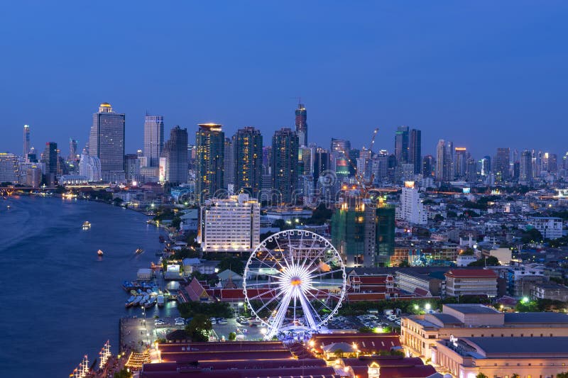 Secteur d'affaires et de voyage de vue de rivière d'horizon de Bangkok