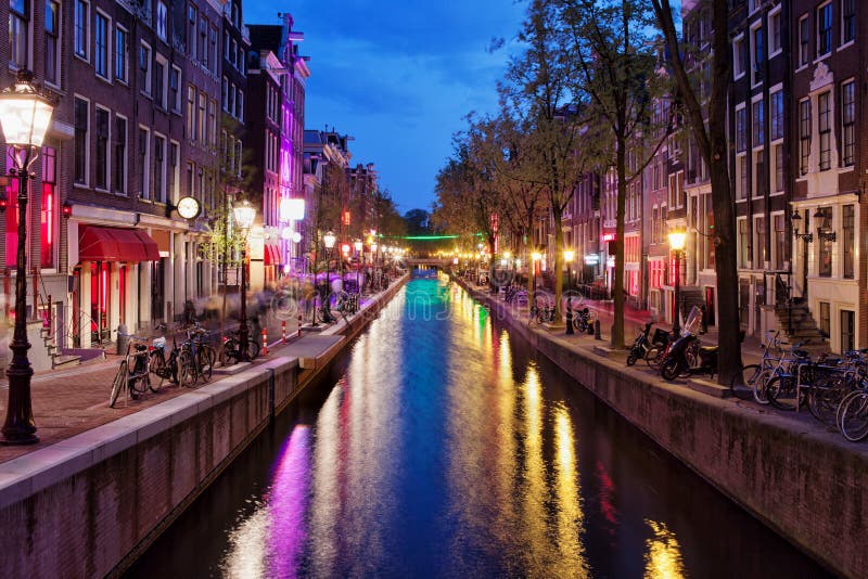 Secteur de lumière rouge par nuit à Amsterdam photos stock Secteur de lumière rouge par nuit à Amsterdam photos stock