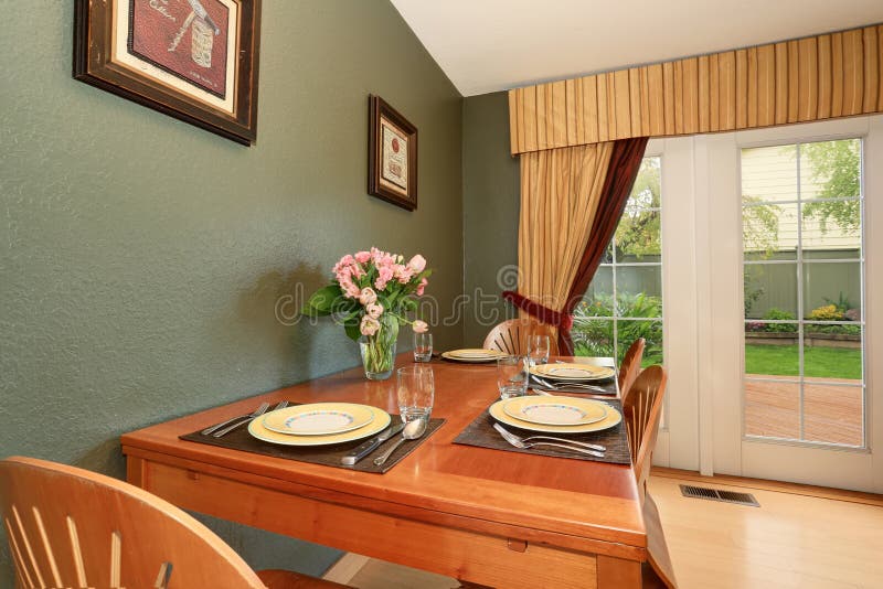 Secteur dinning simple avec la cuisine reliée images stock Secteur dinning simple avec la cuisine reliée images stock