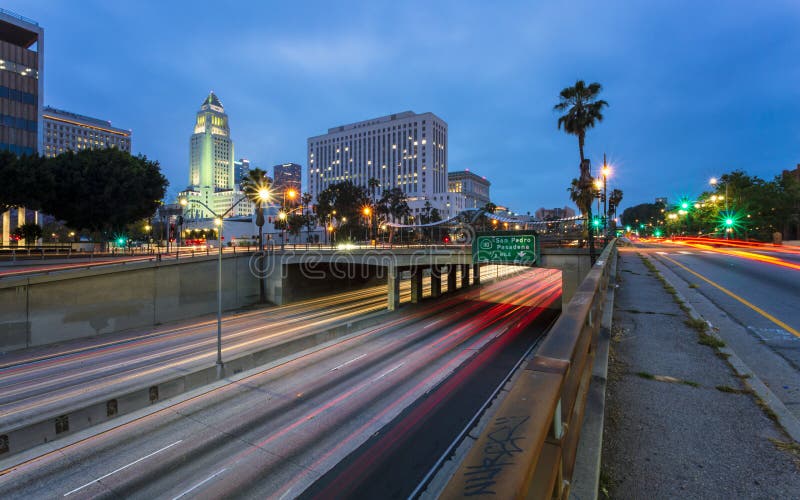 Secteur financier du centre de ville de Los Angeles et d'autoroute occupée la nuit, la Californie photos libres de droits Secteur financier du centre de ville de Los Angeles et d'autoroute occupée la nuit, la Californie photos libres de droits