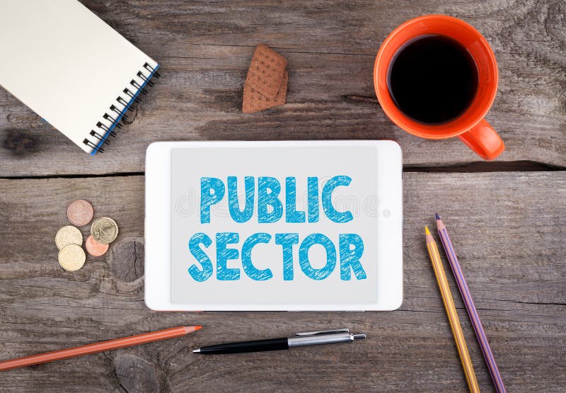 Secteur public Dispositif de Tablette sur une table en bois image libre de droits Secteur public Dispositif de Tablette sur une table en bois image libre de droits