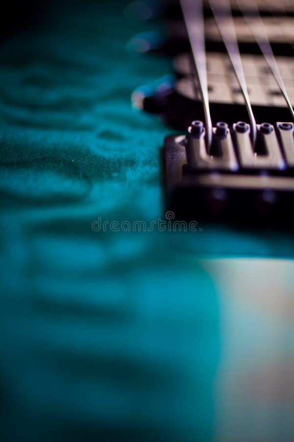 Secuencias macras de la guitarra eléctrica y pintura metálica foto de archivo Secuencias macras de la guitarra eléctrica y pintura metálica foto de archivo