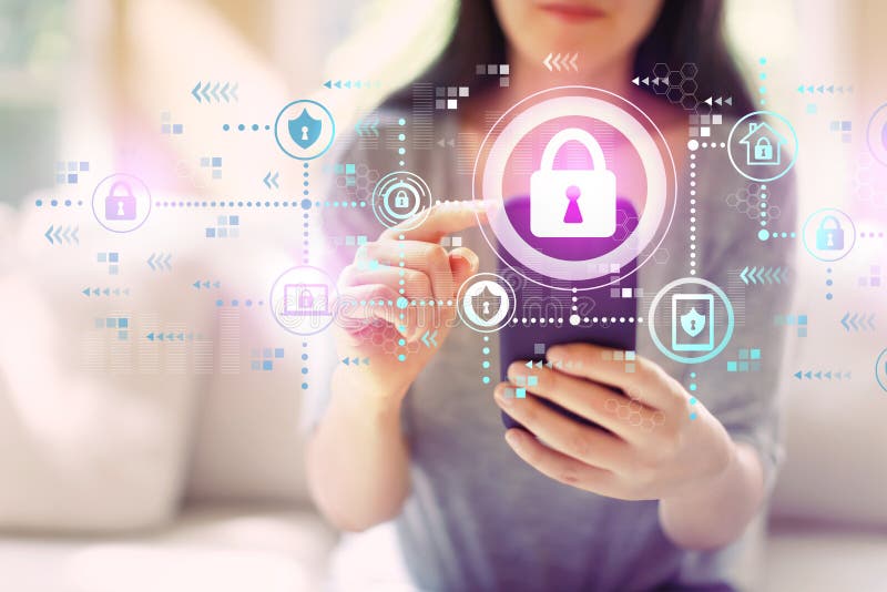Securitate informatică cu o femeie care utilizează un smartphone stock images