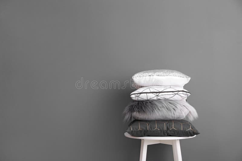Sedia con molti cuscini differenti e spazio per testo immagine stock
