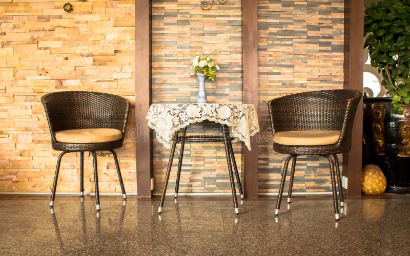 Sedia del rattan di Brown nella regolazione interna immagini stock libere da diritti