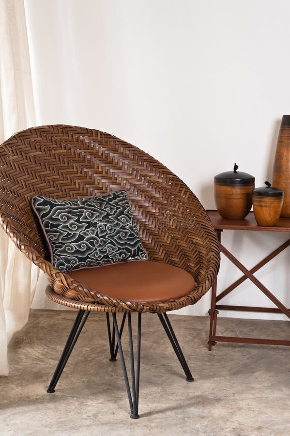 Sedia del rattan di Brown nella regolazione interna fotografia stock libera da diritti