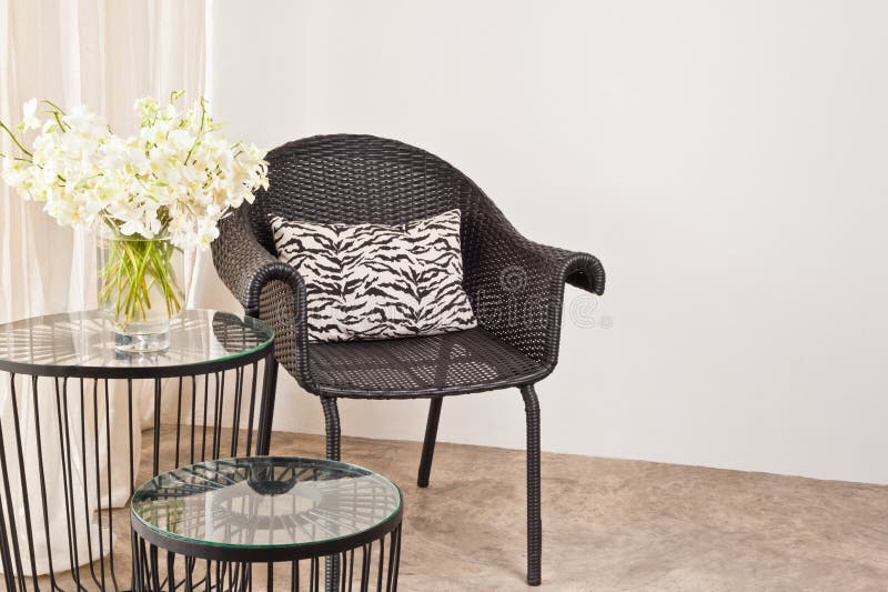 Sedia del rattan di Brown nella regolazione interna fotografie stock