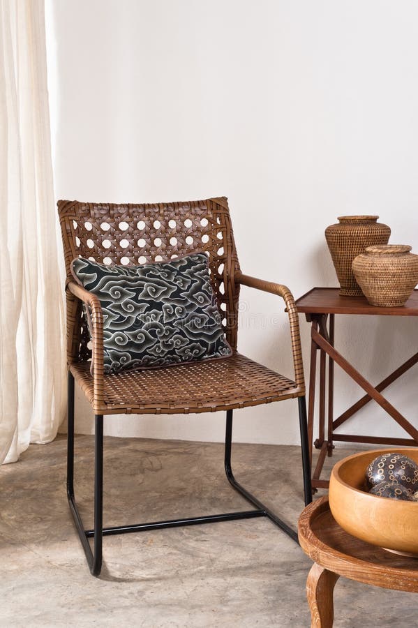 Sedia del rattan di Brown nella regolazione interna fotografia stock