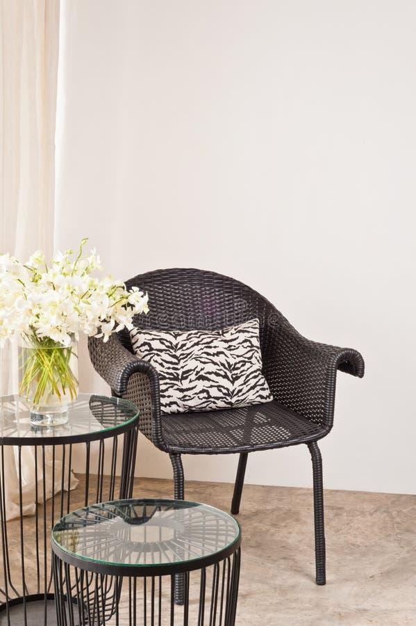 Sedia del rattan di Brown nella regolazione interna fotografia stock libera da diritti
