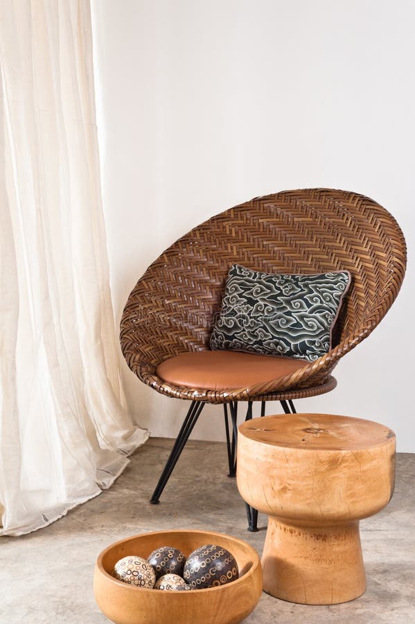 Sedia del rattan di Brown nella regolazione interna immagini stock