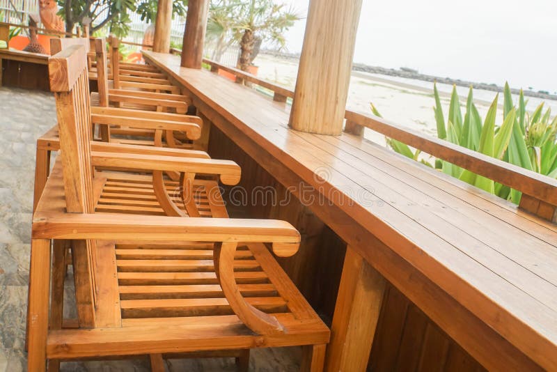 Sedia e tavola di legno nella caffetteria alla spiaggia fotografia stock Sedia e tavola di legno nella caffetteria alla spiaggia fotografia stock