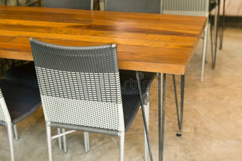 Sedia marrone del rattan e tavola di legno immagini stock
