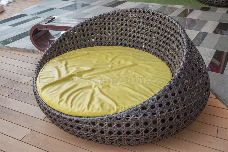 Sedia marrone moderna del rattan fotografie stock libere da diritti