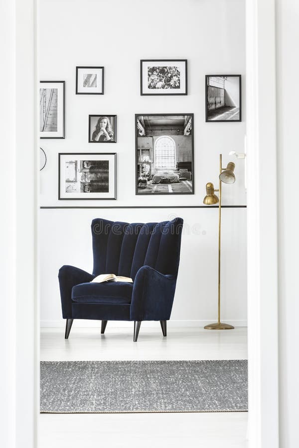 Sedia posteriore dell'ala d'avanguardia in camera da letto operata interna con mobilia elegante immagini stock Sedia posteriore dell'ala d'avanguardia in camera da letto operata interna con mobilia elegante immagini stock